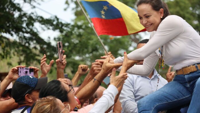 Maria-Corina-recorriendo-Nueva-Esparta-696x392