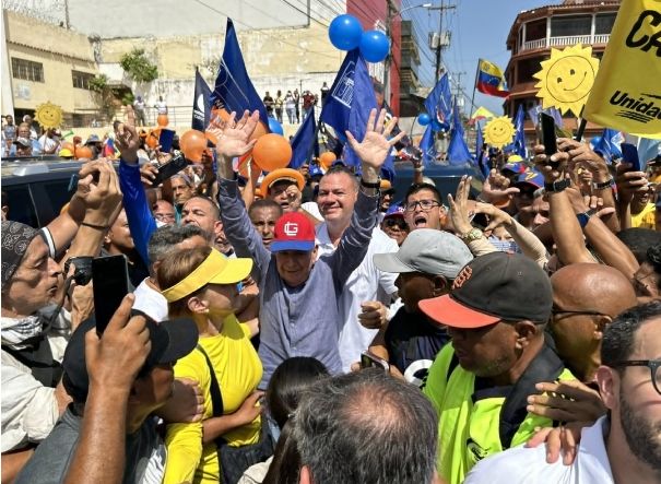 Habitantes de La Guaira acompañaron a Edmundo González en su visita al estado