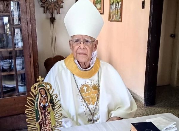 Intervienen a monseñor Roberto Lückert para colocarle un traqueotomo