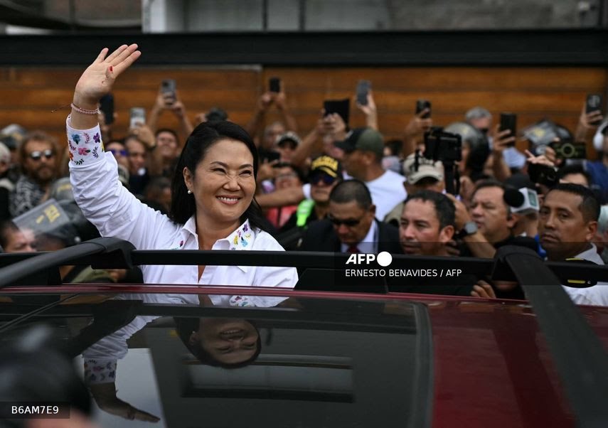 Fujimori sale de Perú en medio del recuento de votos para cumplir con un viaje familiar
