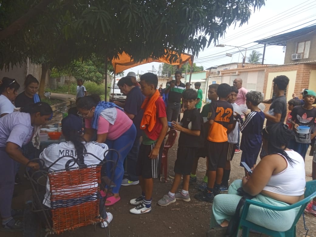 ​LA NUEVA ANTORCHA. — Con la participación e integración de la propia comunidad, el partido Movimiento por Venezuela (MPV) llevó a cabo este domingo 16 de agosto una jornada social en el barrio La Ponderosa, uno de los sectores más representativos del municipio Simón Bolívar. Durante la actividad, se preparó un «sancocho solidario» que benefició a más de 100 vecinos y se organizó un torneo relámpago de fútbol sala para los niños de la zona.