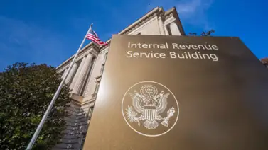 El IRS puede embargar activos y cuentas bancarias a quienes no respondan a tiempo a sus notificaciones oficiales