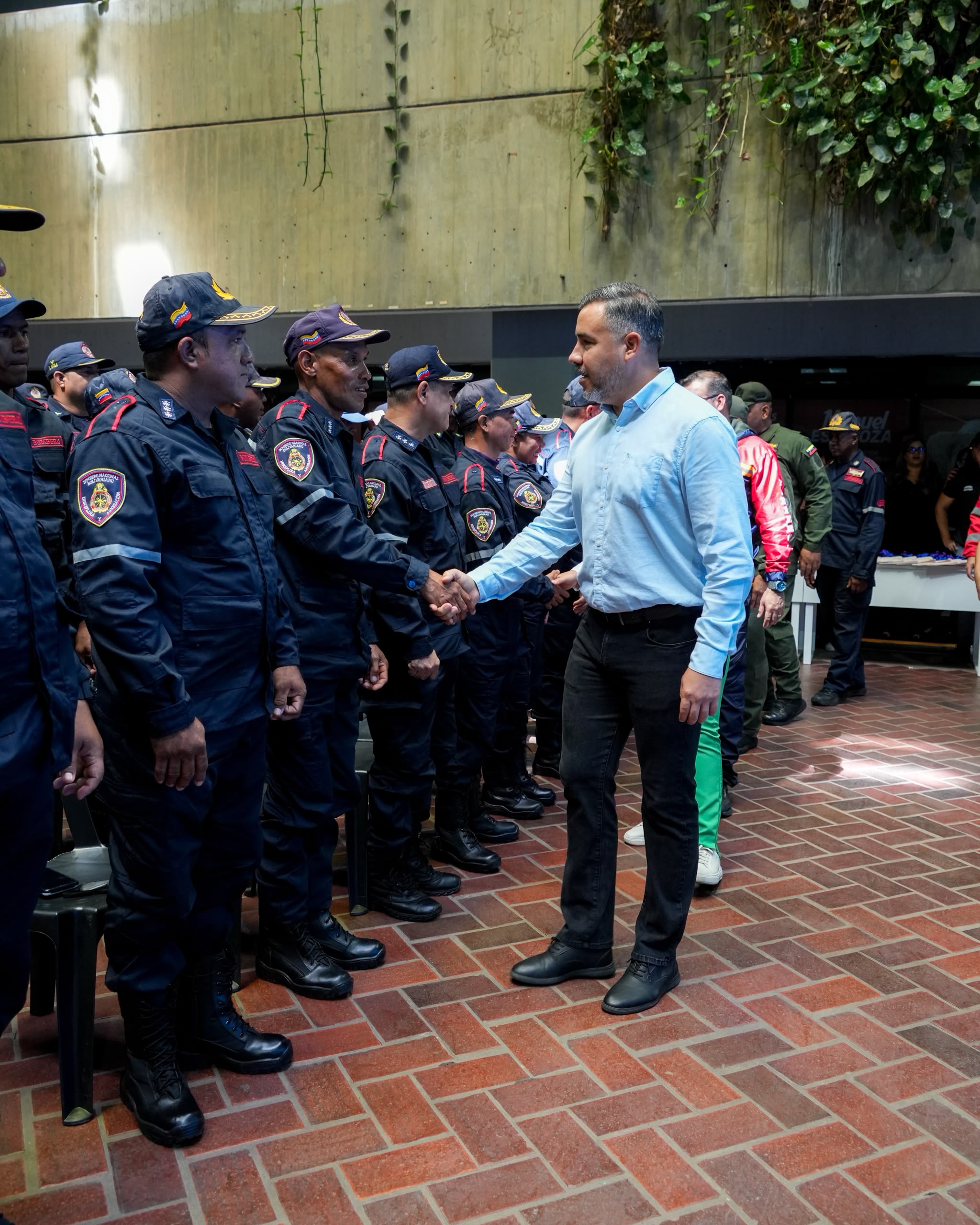 Anzoátegui conmemoró Día Nacional del Bombero condecorando a más de 100 funcionarios por su labor de rescate en La Guaira