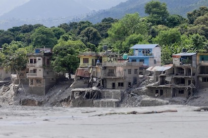 Nepal y China detuvieron las tareas de rescate por el peligro de un desastre mayor en la frontera: se desbordó otro lago glacial