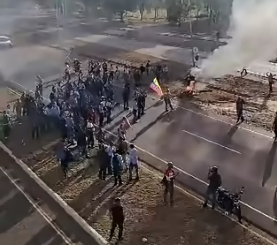 Trabajadores de Alcasa paralizan accesos y toman el elevado en contundente protesta laboral